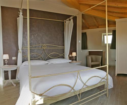 A bed or beds in a room at Relais Colle San Giorgio