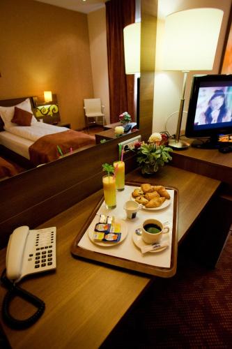 Televisyen dan/atau pusat hiburan di Top Rooms Aparthotel