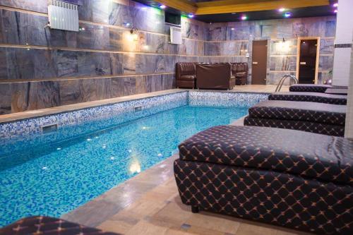 สระว่ายน้ำที่อยู่ใกล้ ๆ หรือใน Almaty Grand Erbil Hotel