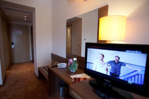 Televisyen dan/atau pusat hiburan di Top Rooms Aparthotel