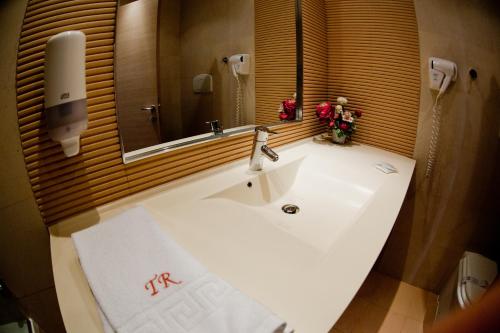 شقق توب رومز الفندقية في بوخارست: حمام مع حوض أبيض ومرآة