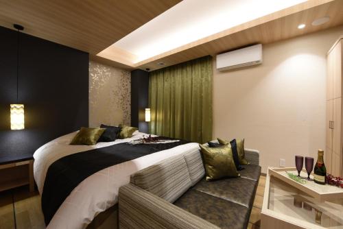 Postel nebo postele na pokoji v ubytování Hotel ZEN Sennichimae (Adult Only)