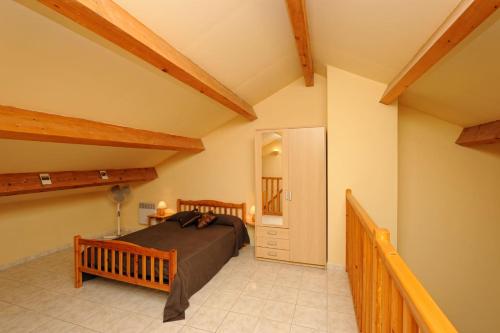 - une chambre avec un lit dans une pièce dotée de plafonds en bois dans l'établissement Auberge Casa Mathea, à Poggio-di-Venaco