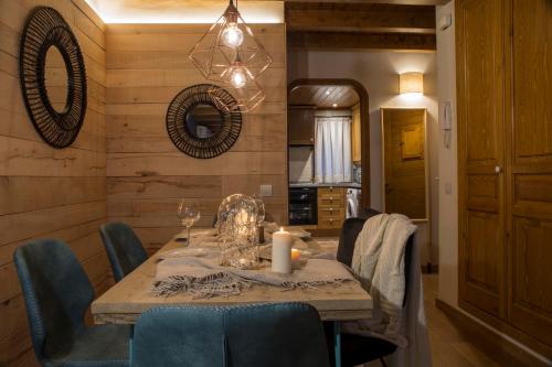 uma sala de jantar com uma mesa e cadeiras azuis em BARN THE RETREAT Apartamento premium en Esterri em Esterri d'Àneu
