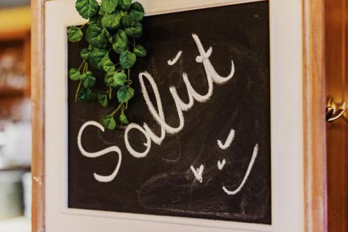a chalkboard sign with the word spring geniuses at Hotel Achtermann in Braunlage
