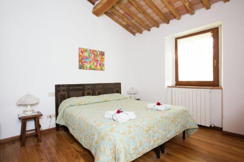 a bedroom with a bed with two towels on it at Podere Il Tigliolo in Castiglione dʼOrcia