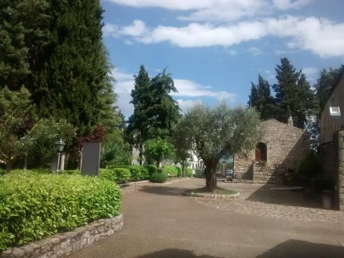 a tree in the middle of a walk way at Locazione Turistica Arcobaleno "Appartamento Superior" in Roccavivara