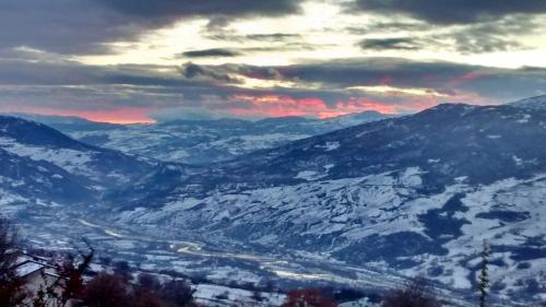 a view of a snow covered mountain range at Locazione Turistica Arcobaleno "Appartamento Superior" in Roccavivara
