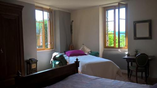 Ένα ή περισσότερα κρεβάτια σε δωμάτιο στο Maison et Jardin Talinou