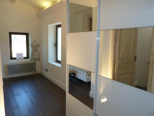 a room with a glass door and a hallway at Maison Campagne Petite Mère in Cabriès