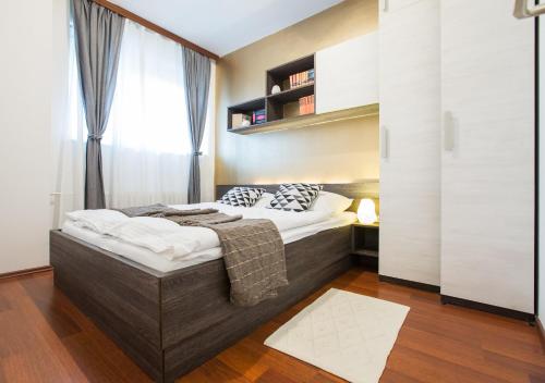 sypialnia z łóżkiem i oknem w obiekcie Apartment Ciglica w Zagrzebiu