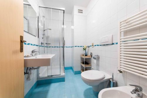 W łazience znajduje się toaleta, umywalka i prysznic. w obiekcie Pixner Apartments w mieście Bolzano