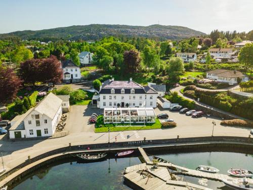 une vue aérienne sur une ville avec un pont sur une rivière dans l'établissement Bekkjarvik Gjestgiveri, à Bekkjarvik