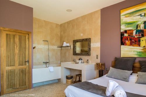 Kúpeľňa v ubytovaní Hotel restaurant Spa Disini Montpellier Est, The Originals Relais