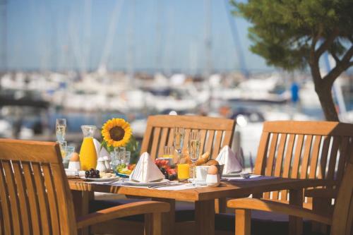 a wooden table with food and drinks on top of it at Yachthafenresidenz Hohe Düne in Warnemünde