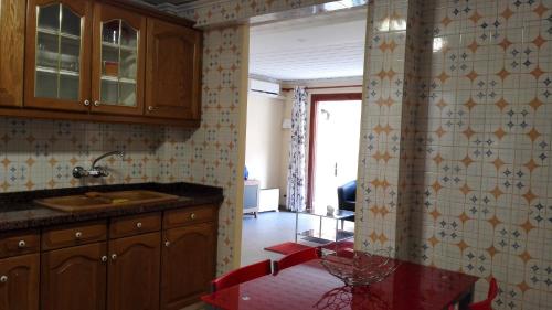 kuchnia ze zlewem i blatem w obiekcie Apartamentos Gladys w mieście Moraira