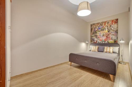 sypialnia z łóżkiem i obrazem na ścianie w obiekcie Trendy Apartment Kochanowskiego Street w Krakowie