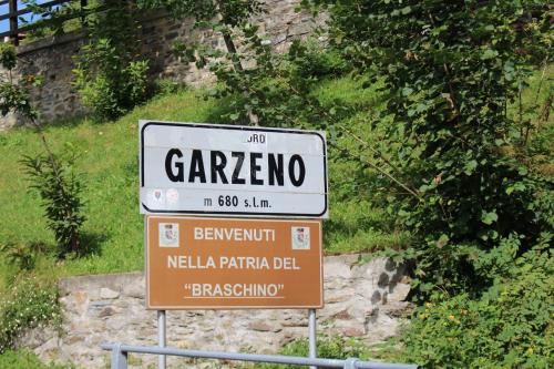 a sign that reads gardenno on a road at Chalet con Piscina in Garzeno