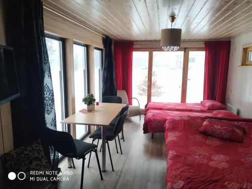 Postel nebo postele na pokoji v ubytování Parila Holiday House with Sauna