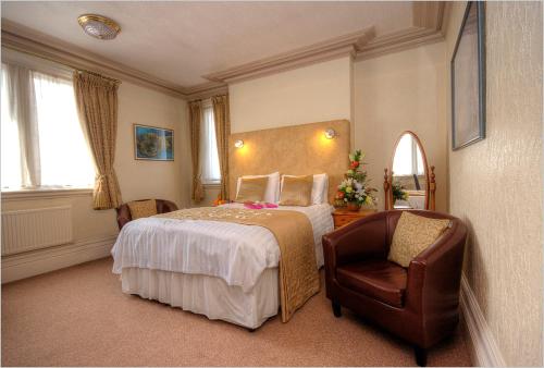 A bed or beds in a room at The Carre Arms Hotel & Restaurant