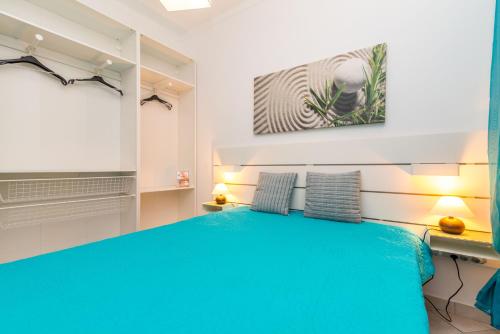 タヴィラにあるCasa Florindaのベッドルーム(青いベッド1台、テレビ付)