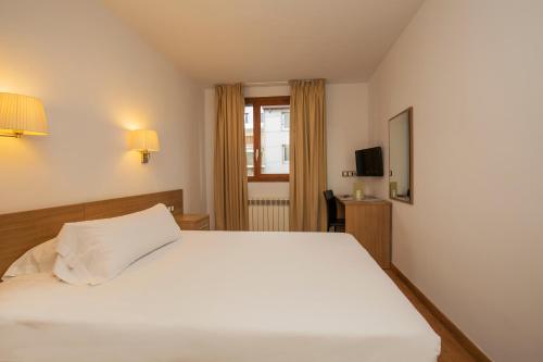  Hotel Catalunya Ski -  Room  picture :   Shower    Bath    Safety deposit box                           