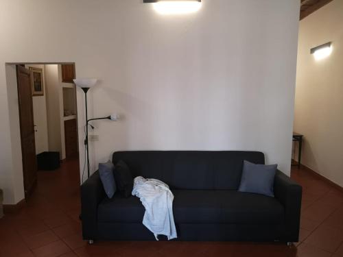 sala de estar con sofá y manta en Historical J&D, en Florencia