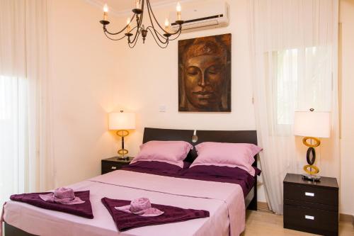 Cama o camas de una habitación en Amadora Luxury Villas