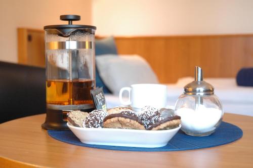 uma tigela de bolachas e uma bebida numa mesa em KEMPE Komfort Hotel em Dusseldorf