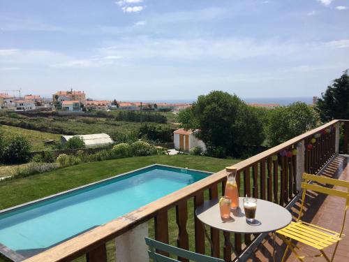 Vista de la piscina de Elemental Ericeira o d'una piscina que hi ha a prop