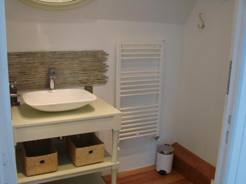 a bathroom with a sink and a mirror at Chambres de Condate in Rennes