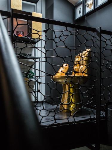 a dog in a cage in a room at Boutique Hotel K7 in Bad Nauheim