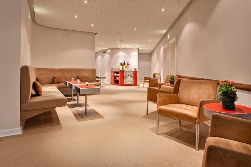 a living room with couches and chairs and a table at Das Gästehaus der Elb Lounge in Hamburg