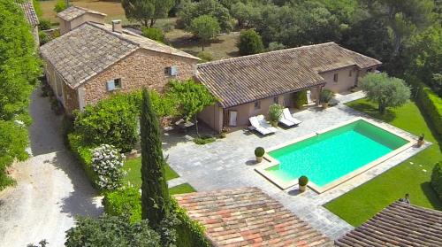 an aerial view of a house with a swimming pool at B&B La Badelle in Gordes