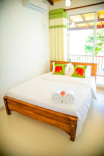 a bedroom with a bed with two towels on it at White Lodge in Kandy