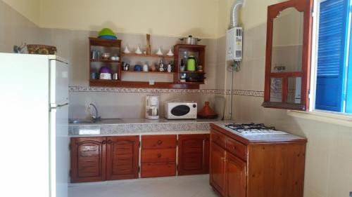 Η κουζίνα ή μικρή κουζίνα στο Blue Waves apartment