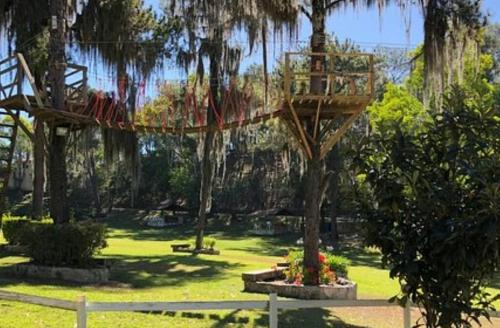 a tree house in the middle of a park at Hotel Altocerro in Constanza