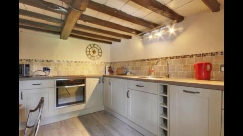 A kitchen or kitchenette at Thatched Cottage 
