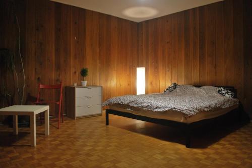 ヴロツワフにあるPokoje nad Starą Odrą - Zaciszeのベッドルーム1室(ベッド1台、ドレッサー、椅子付)