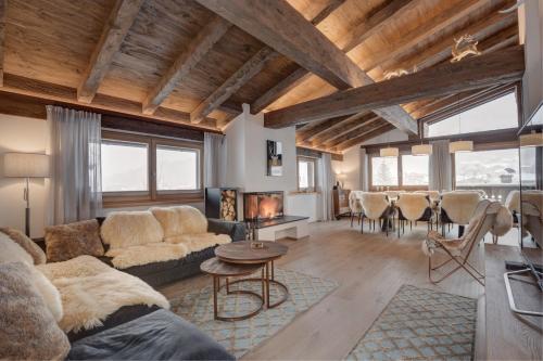 a living room with a couch and a table at Villa Mountainview - Kirchberg bei Kitzbühel, Sauna, Kamin, nicht weit zu den Skiliften in Kirchberg in Tirol