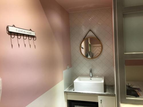 a bathroom with a sink and a mirror at 愛旅行民宿&近東大門夜市 in Hualien City