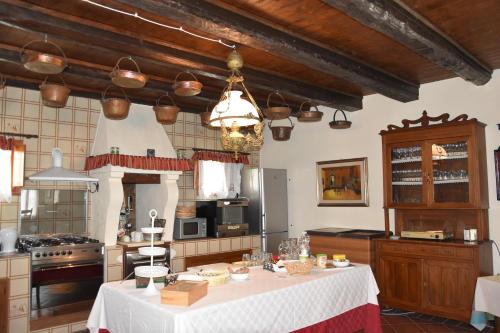 una cocina con una mesa con comida. en Agriturismo Tenuta Goro Veneto, en Ariano nel Polesine
