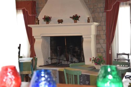a living room with a fireplace and a table with chairs at Agriturismo Tenuta Goro Veneto in Ariano nel Polesine