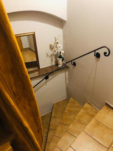 a stairway with a mirror and a surfboard at Zum Handtuch in Bautzen