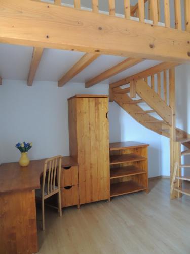um quarto loft com uma secretária e uma escada em La Ferme des Buis em Mercurol