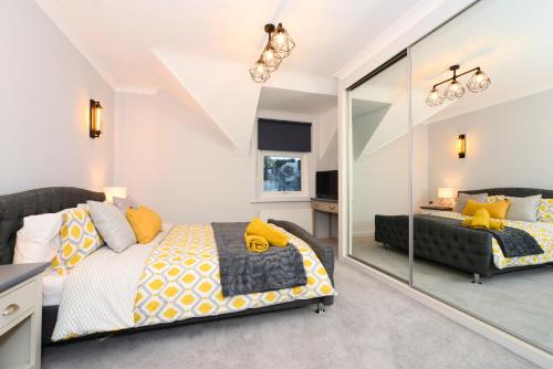 Ένα ή περισσότερα κρεβάτια σε δωμάτιο στο Amazing Apartment near Bournemouth, Poole & Sandbanks - WiFi & Smart TV - Newly Renovated! Great Location!