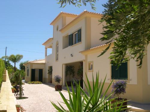 VILLA EBER - independent 1 & 2 bedroom apartments, pool, air con, fast Wi-Fi, near old town of Albufeira and beaches