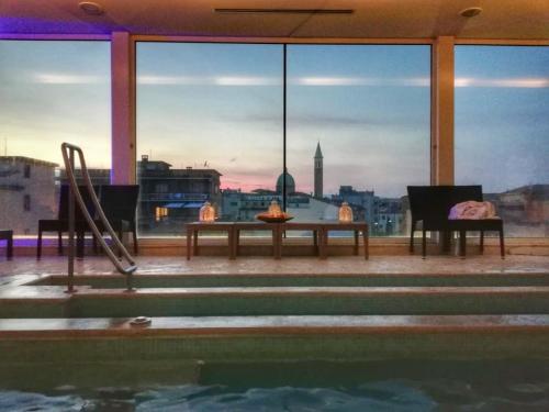 uma piscina com vista para a cidade em Hotel Airone - Ombrellone incluso al bagno Dolce Vita a Marina dal 15 giugno al 15 settembre em Grosseto