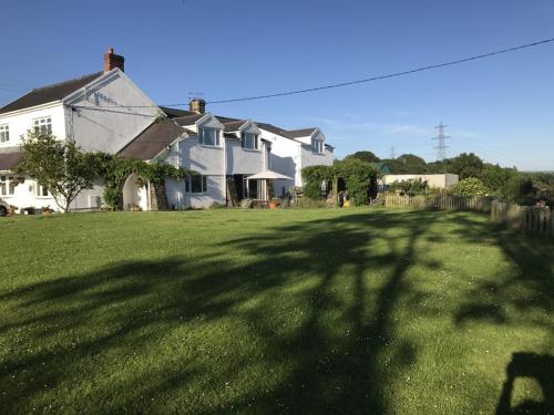 Κήπος έξω από το Brynawel Farm B&B