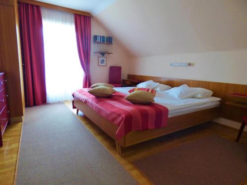 A bed or beds in a room at Haus Thon